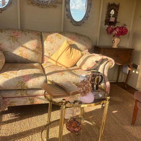 The Pink Cottage Upstairs Suite & Garden Summer Room Whitehead Luaran gambar
