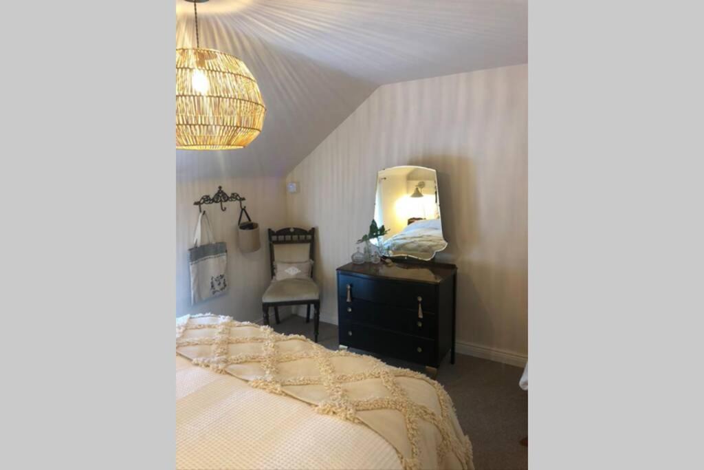 The Pink Cottage Upstairs Suite & Garden Summer Room Whitehead Luaran gambar