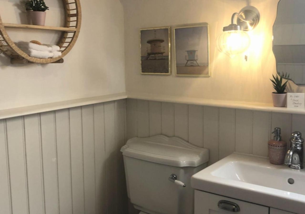 The Pink Cottage Upstairs Suite & Garden Summer Room Whitehead Luaran gambar