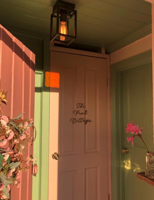 The Pink Cottage Upstairs Suite & Garden Summer Room Whitehead Luaran gambar