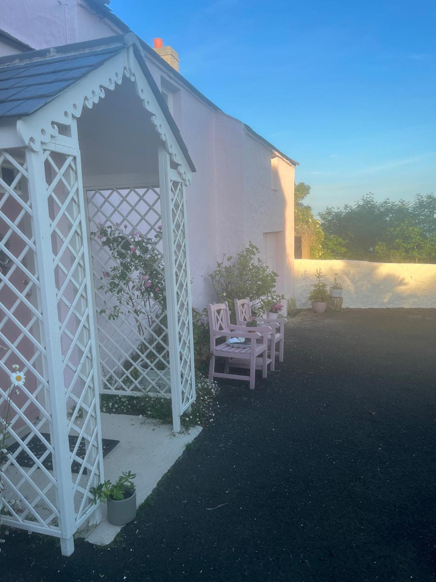 The Pink Cottage Upstairs Suite & Garden Summer Room Whitehead Luaran gambar