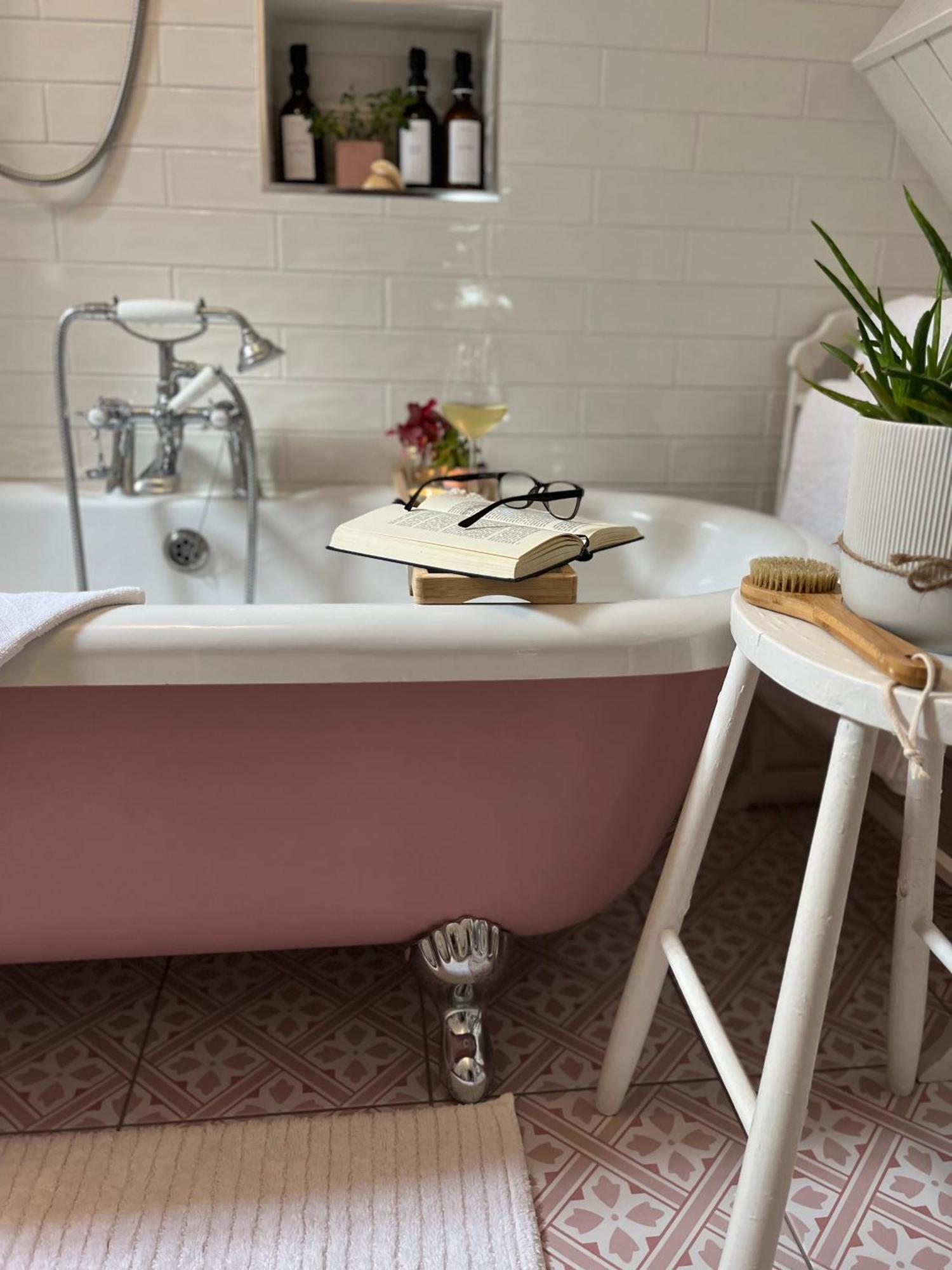 The Pink Cottage Upstairs Suite & Garden Summer Room Whitehead Luaran gambar