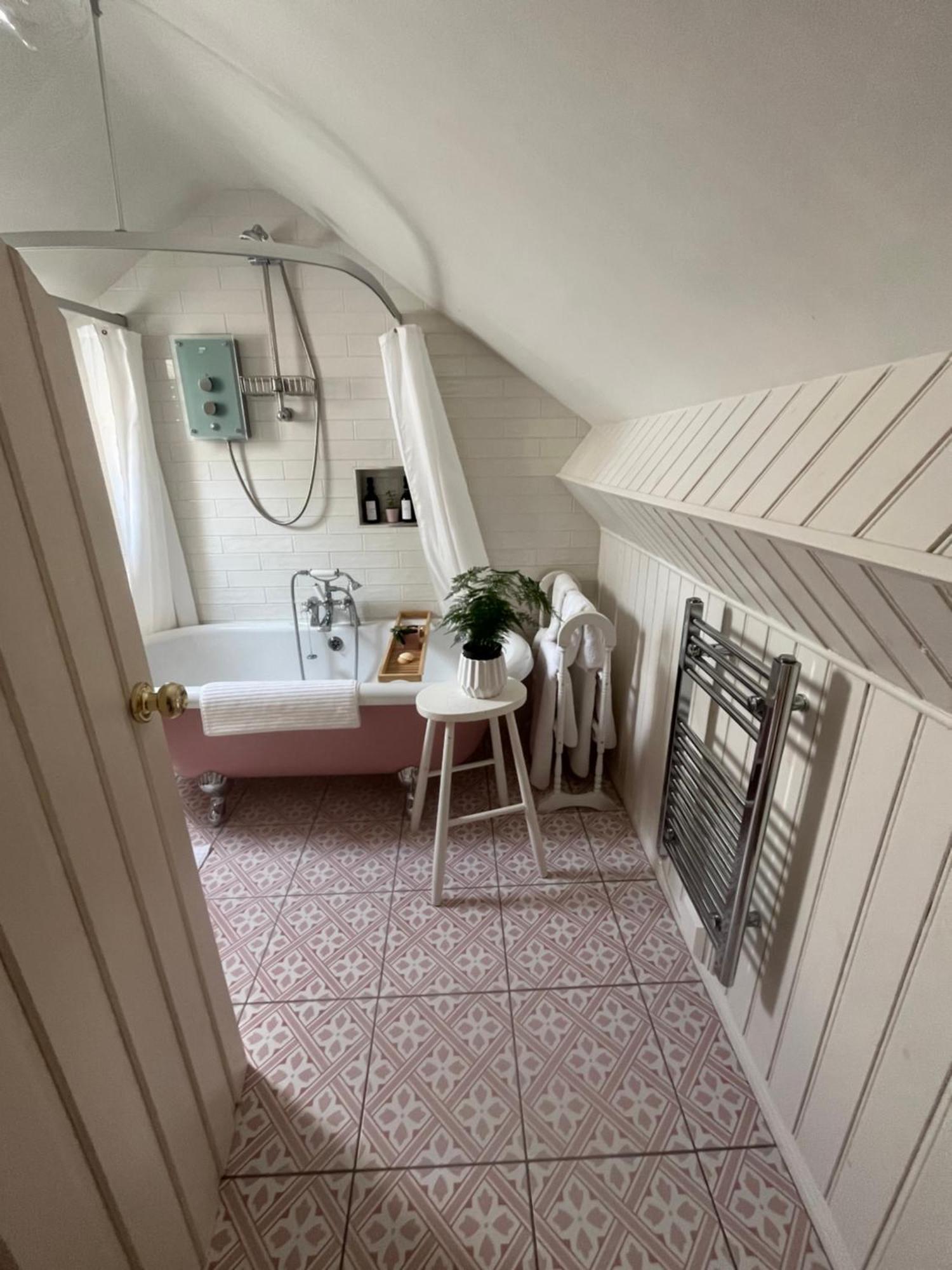 The Pink Cottage Upstairs Suite & Garden Summer Room Whitehead Luaran gambar